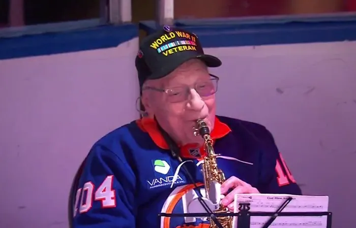 104-year-old WW2 Veteran Dominick Critelli crushed the National Anthem