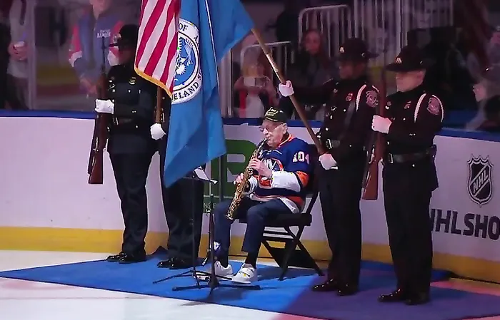 104-year-old WW2 Veteran Dominick Critelli crushed the National Anthem