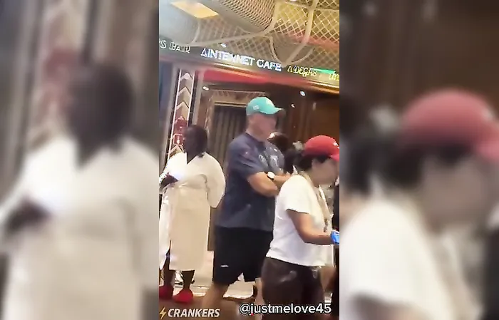 I Meme Therefore I Am ???????? - Two women rolled into cruise breakfast wearing bathrobes.????