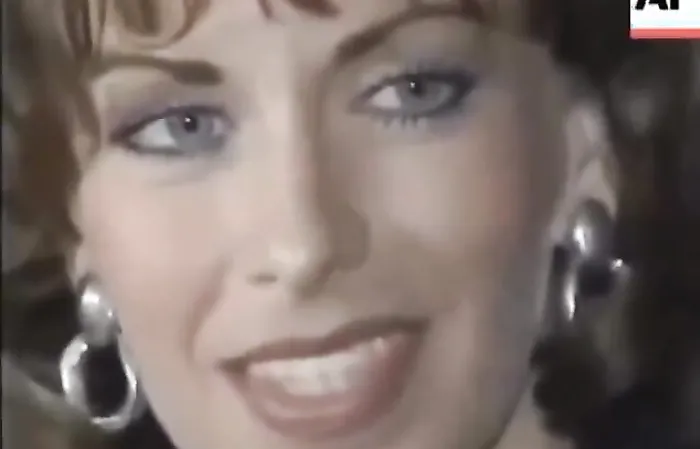 Paula Jones was ALL SMILES taking an $850k check from Bill Clinton