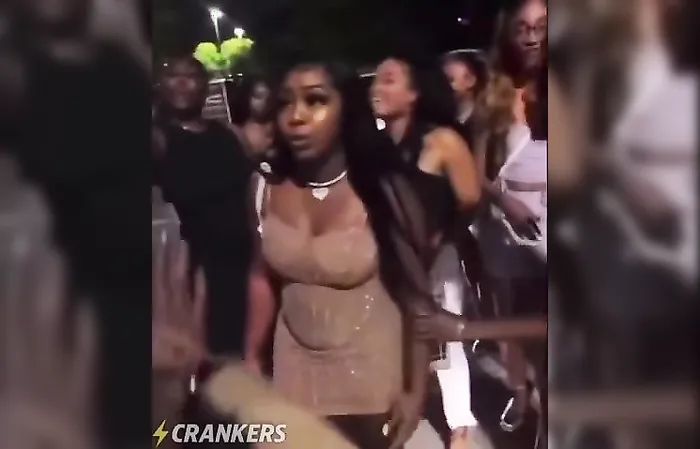 FightBell???? - Girl expects her boyfriend to cover the cost of her 18 friends at her birthday dinner