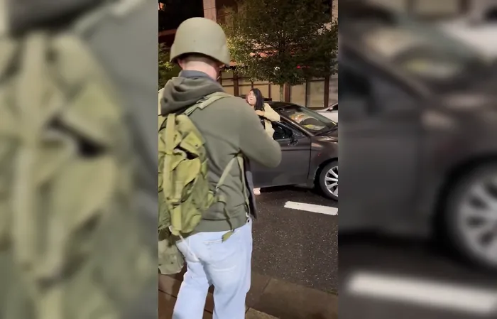 Woman harasses ICE by twerking, meanwhile her kid is in back seat embarassed