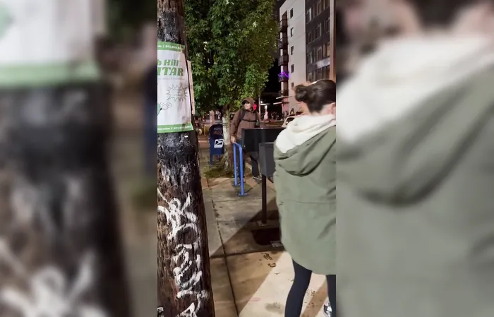 Woman harasses ICE by twerking, meanwhile her kid is in back seat embarassed
