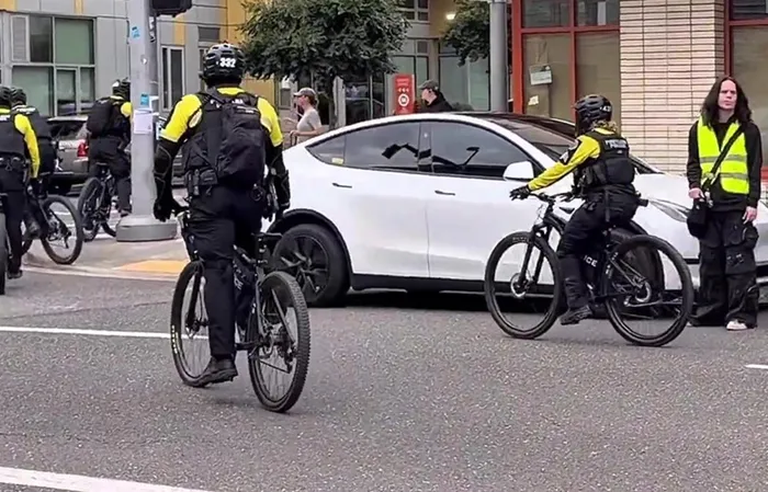 Portland Police accused of doing NOTHING to help ICE control Antifa