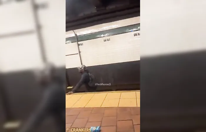 Guy with a knife vs opponent with a skateboard in NYC