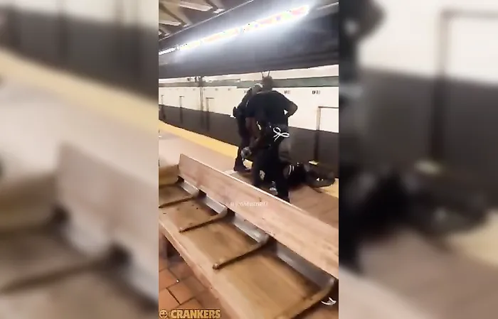 Guy with a knife vs opponent with a skateboard in NYC