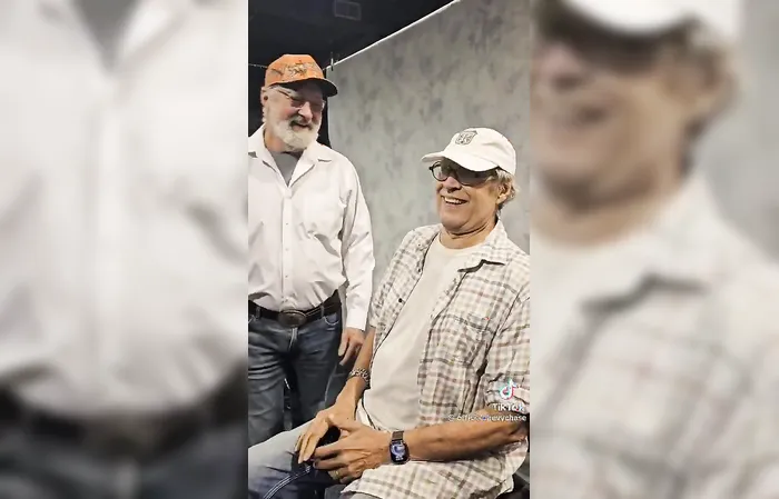 Randy Quaid and Chevy Chase greet each other at the Fan Expo in Chicago