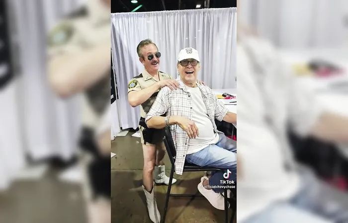 Randy Quaid and Chevy Chase greet each other at the Fan Expo in Chicago