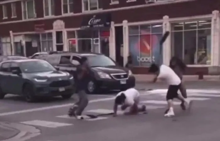 Fight breaks out with shovels in Chicago