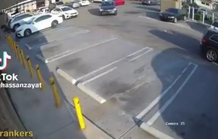 Five cars filled with cockroaches scatter after jewelry store owner opens fire