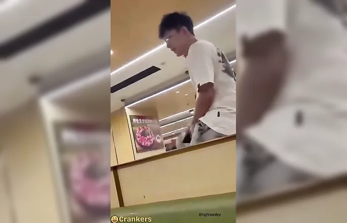 Food fight turns into an A** whoopin!