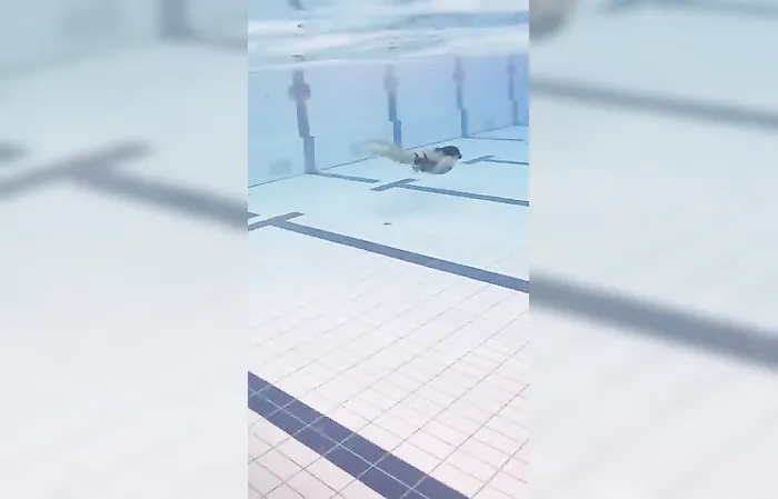 Swimmer shows gear for underwater propulsion