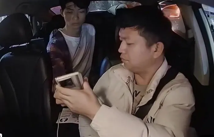 Deaf taxi driver picks up a deaf passenger