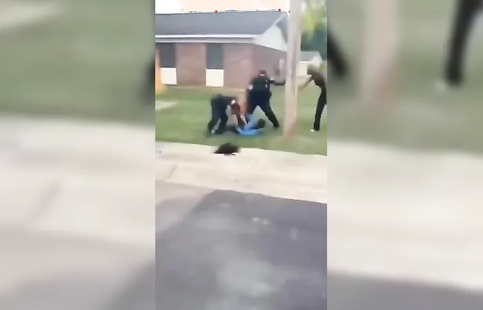 Lady cop lost her wig during fight with teenage girl