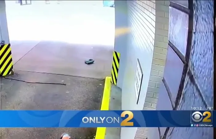 Man robs an 85-year-old woman for purse which wrapped around her neck