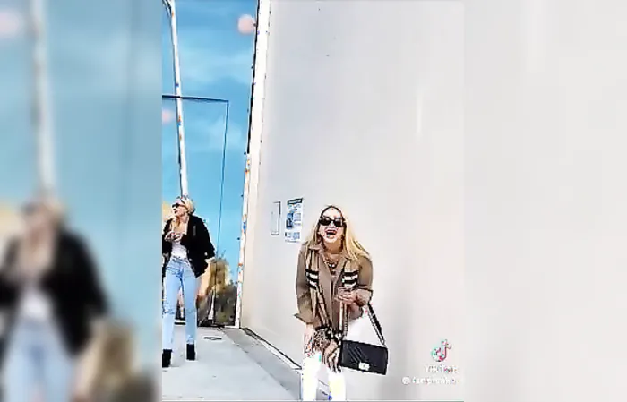 Guy's very loud fart prank had women laughing so hard
