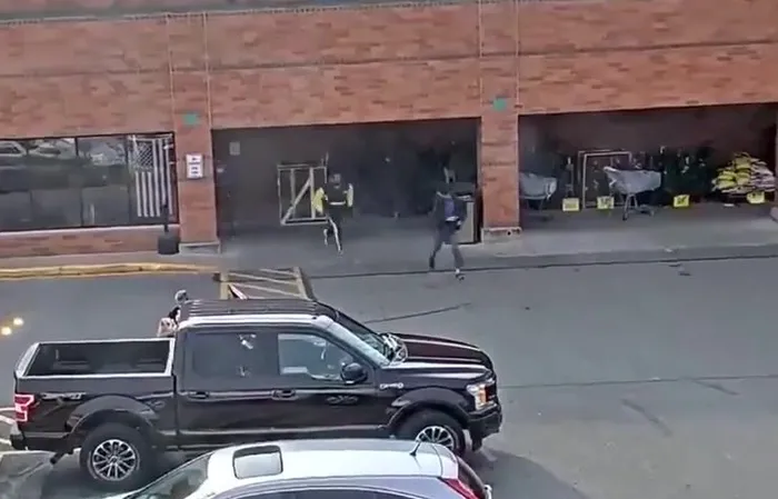 Guy BEATS down a thief who snatched a purse from an elderly woman