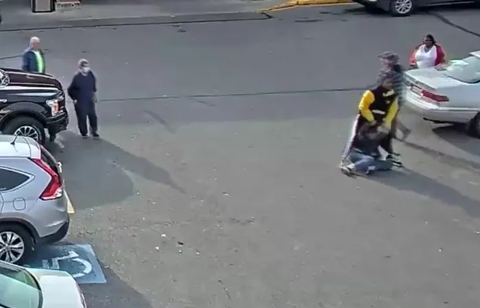 Guy BEATS down a thief who snatched a purse from an elderly woman