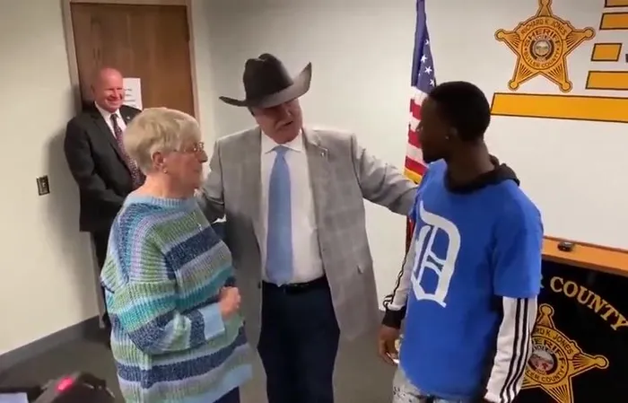Guy BEATS down a thief who snatched a purse from an elderly woman