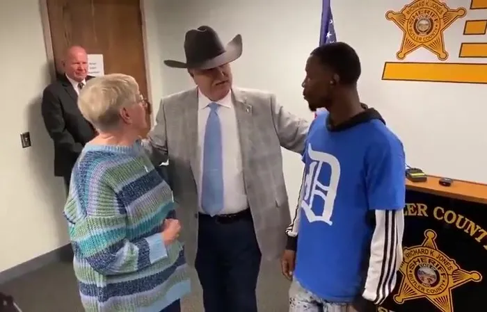 Guy BEATS down a thief who snatched a purse from an elderly woman
