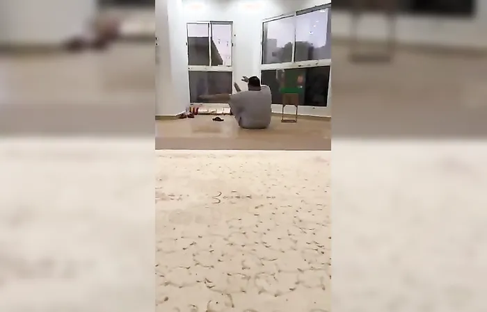 Arabs prank someone's sandals with snaps