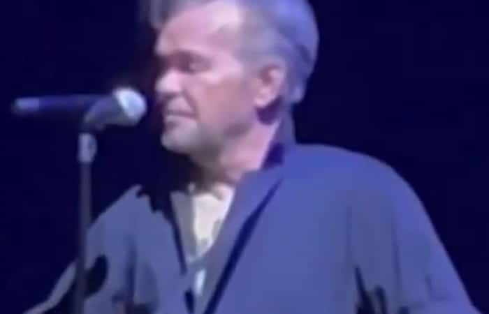 John Cougar Mellencamp walks off stage like a KAREN